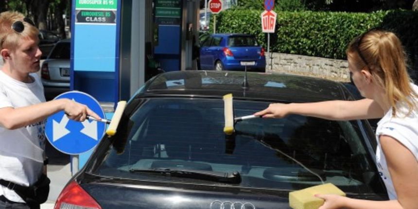 Pranje vjetrobranskih stakla više nije dobar ljetni posao, foto: NL Pranje vjetrobranskih stakla više nije dobar ljetni posao, foto: NL