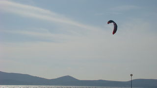Druzenje uz surf i kite na plazi Makarska u Sukosanu Druzenje uz surf i kite na plazi Makarska u Sukosanu