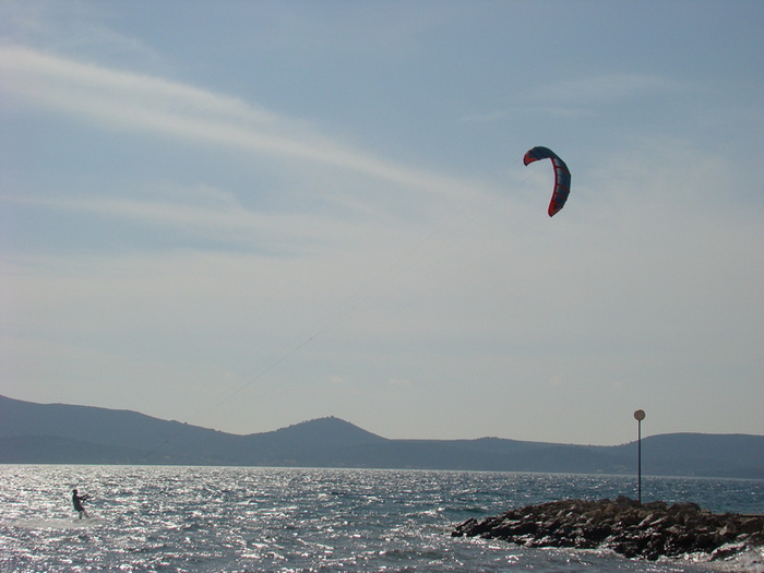 Druzenje uz surf i kite na plazi Makarska u Sukosanu Druzenje uz surf i kite na plazi Makarska u Sukosanu