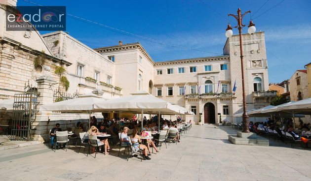 Narodni trg, Caffe Lovre, Gradska uprava