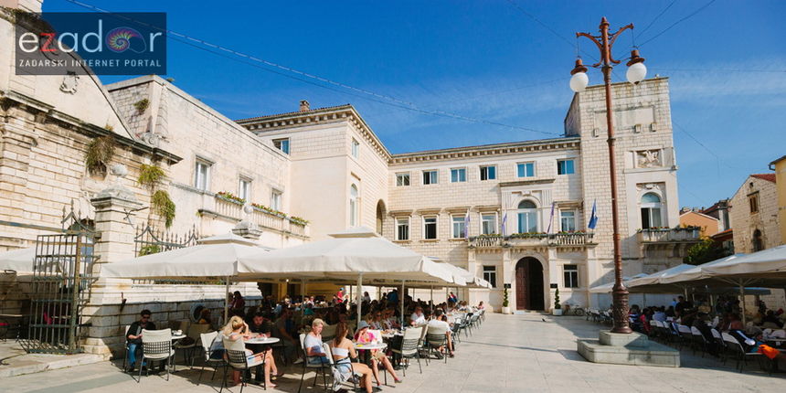 Narodni trg, Caffe Lovre, Gradska uprava