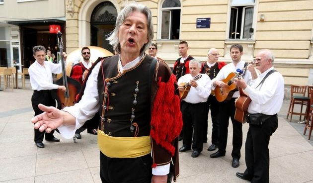 Zagreb – Iznenadnim nastupom ispred Bulldog Puba klapa Maslina najavila koncert u Lisinskom. Branko Bubica. Photo: Anto Magzan/PIXSELL