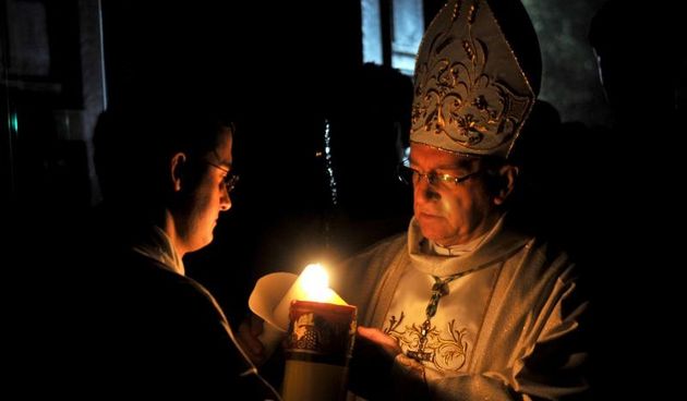 Paljenje uskrsne svijece i vazmeno bdijenje predvodio je pozeski biskup Antun Skvorcevic. Svjetlost je unijeta u pozesku katedralu paleci se s uskrsne svijece. Photo: Dusan Mirkovic/PIXSELL