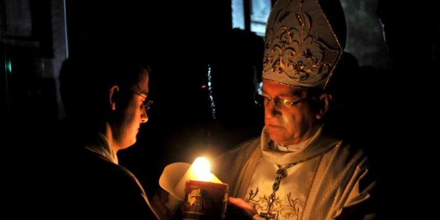 Paljenje uskrsne svijece i vazmeno bdijenje predvodio je pozeski biskup Antun Skvorcevic. Svjetlost je unijeta u pozesku katedralu paleci se s uskrsne svijece. Photo: Dusan Mirkovic/PIXSELL Paljenje uskrsne svijece i vazmeno bdijenje predvodio je pozeski biskup Antun Skvorcevic. Svjetlost je unijeta u pozesku katedralu paleci se s uskrsne svijece. Photo: Dusan Mirkovic/PIXSELL