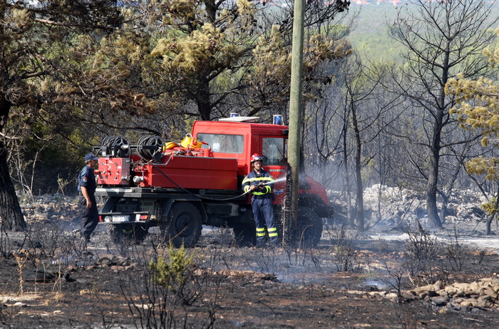Zadar, Babindub, 230812.
Pozar u mjestu Babindub, kraj Zadra, u blizini aerodroma. Pozar je izbio medju kucama, na rubu borove sume kod vojnog aerodroma. Dio terena je miniran pa su u gasenju sudjelovali i kanaderi.
Foto: Jure Miskovic / CROPIX