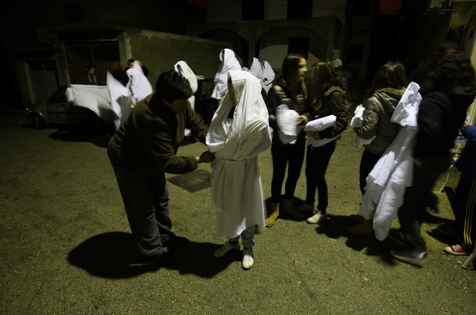 Otok Ugljan, Preko, 130213.
Na blagdan Ciste srijede Pepelnice, tradicionalni Lancuni u vecernjoj povorci i ove su godine prosli kroz Preko. Povorka Lancuna, mjestana odjevenih u bijele plahte sa svijecama i zvoncicima u ruci, odijenuli se se kao i mnogo