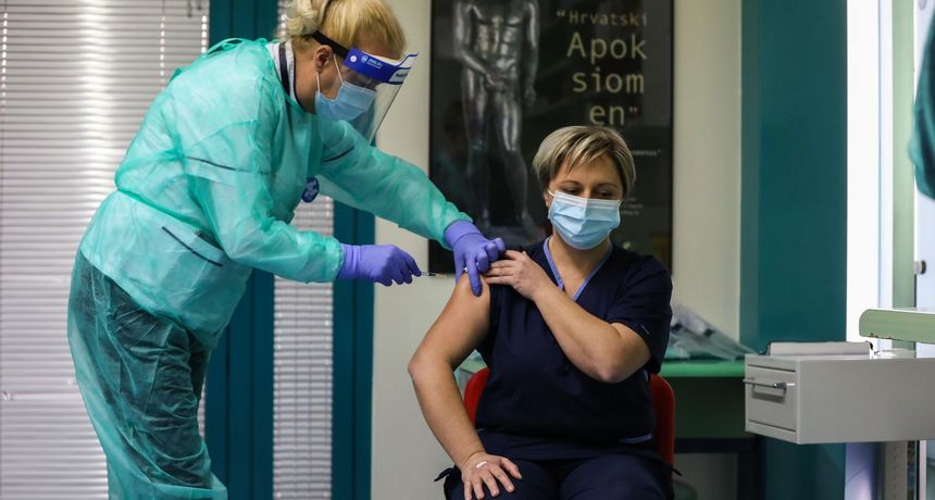 Cijepljenje prvih zdravstevnih djelatnika u KB Dubrava Cijepljenje prvih zdravstevnih djelatnika u KB Dubrava