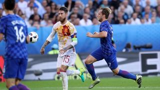 U dvoboju zadnjeg, 3. kola D skupine EURA u Bordeauxu igraju nogometaši Hrvatske i Španjolske (1-1).   Pred 40.000 gledatelja na stadionu Matmut Atlantic sudi Bjorn Kuipers.    Strijelci: 0-1 Morata (7), 1-1 Kalinić (45)