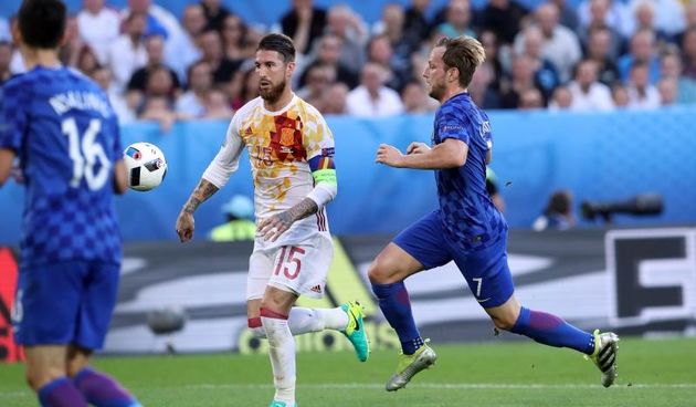 U dvoboju zadnjeg, 3. kola D skupine EURA u Bordeauxu igraju nogometaši Hrvatske i Španjolske (1-1).   Pred 40.000 gledatelja na stadionu Matmut Atlantic sudi Bjorn Kuipers.    Strijelci: 0-1 Morata (7), 1-1 Kalinić (45)