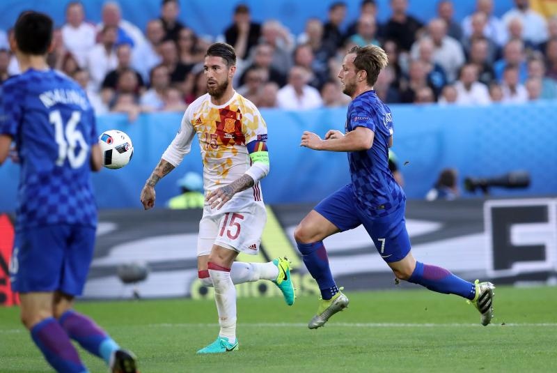 U dvoboju zadnjeg, 3. kola D skupine EURA u Bordeauxu igraju nogometaši Hrvatske i Španjolske (1-1).   Pred 40.000 gledatelja na stadionu Matmut Atlantic sudi Bjorn Kuipers.    Strijelci: 0-1 Morata (7), 1-1 Kalinić (45)