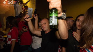 Čudesna noć: Velika fešta ulicama Zadra nakon plasmana Vatrenih u finale SP Čudesna noć: Velika fešta ulicama Zadra nakon plasmana Vatrenih u finale SP