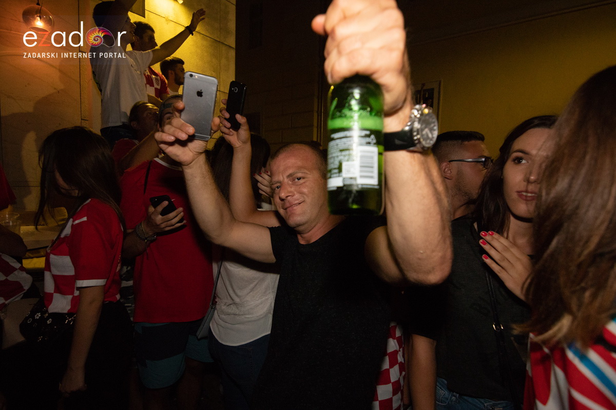 Čudesna noć: Velika fešta ulicama Zadra nakon plasmana Vatrenih u finale SP Čudesna noć: Velika fešta ulicama Zadra nakon plasmana Vatrenih u finale SP