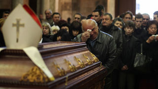 Brojni su Zadrani dosli odati pocast preminulom nadbiskupu . Foto : Vladimir Ivanov /CROPIX