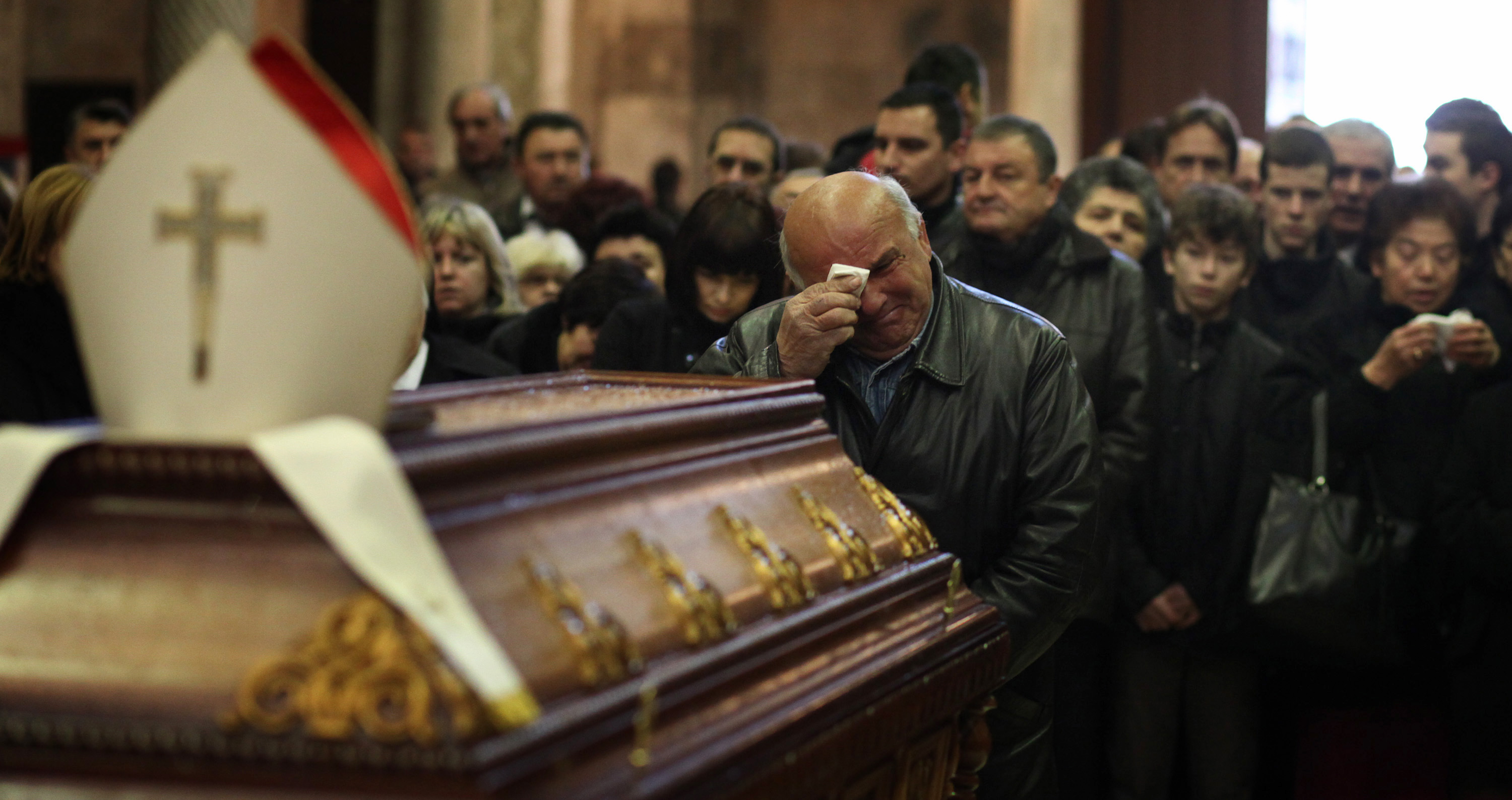 Brojni su Zadrani dosli odati pocast preminulom nadbiskupu . Foto : Vladimir Ivanov /CROPIX