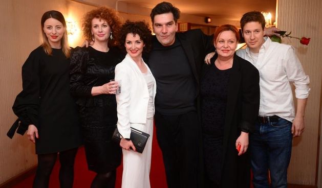 Domjenak nakon premijere predstave Ivanov u Hrvatskom narodnom kazalistu. Nina Violic, Jadranka Djokic, Ksenija Marinkovic.