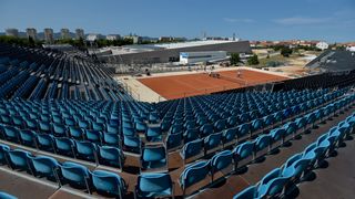 Pri kraju radovi na montažnim tribinama teniskog terena u SC Višnjik