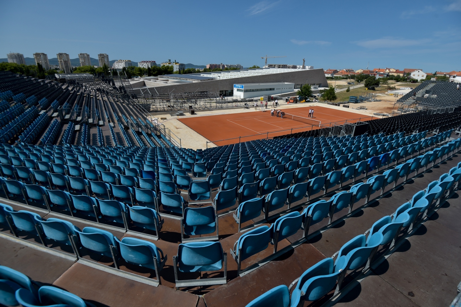 Pri kraju radovi na montažnim tribinama teniskog terena u SC Višnjik