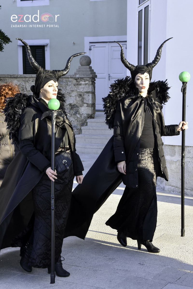 Paški zimski karneval 2018: Karnevalska povorka prošla ulicama grada do Pijace