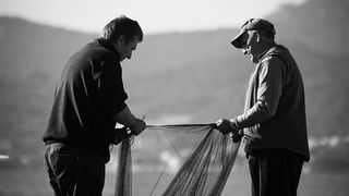 Ribar krpa mrižu svoju (foto:Saša Čuka) Ribar krpa mrižu svoju (foto:Saša Čuka)