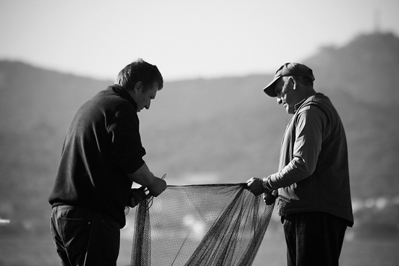 Ribar krpa mrižu svoju (foto:Saša Čuka) Ribar krpa mrižu svoju (foto:Saša Čuka)