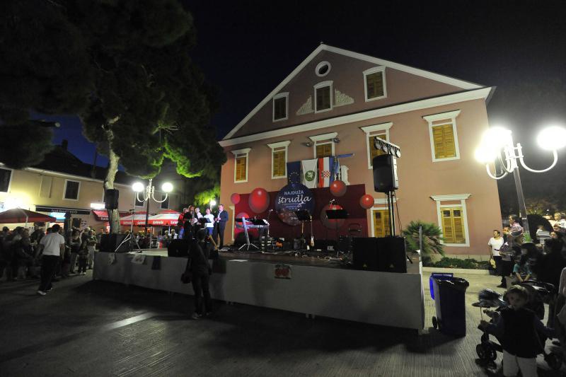 Biograd na Moru: Kilometarska štrudla za Guinnessa, Foto: Dino Stanin/PIXSELL