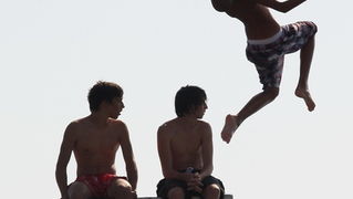 Zadar, 030712.
Skakaona na bazenu na Kolovarima omiljeno je okupljalista mladih zadrana zaljubljenika u skokove u more.
Foto: Andrija Lucic / Cropix