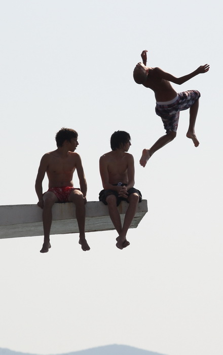 Zadar, 030712.
Skakaona na bazenu na Kolovarima omiljeno je okupljalista mladih zadrana zaljubljenika u skokove u more.
Foto: Andrija Lucic / Cropix