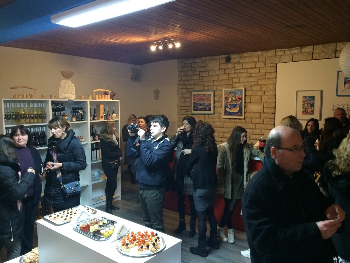 Slikarica Matea Bugarija u Bibinjama predstavila izložbu “Enigma” Slikarica Matea Bugarija u Bibinjama predstavila izložbu “Enigma”