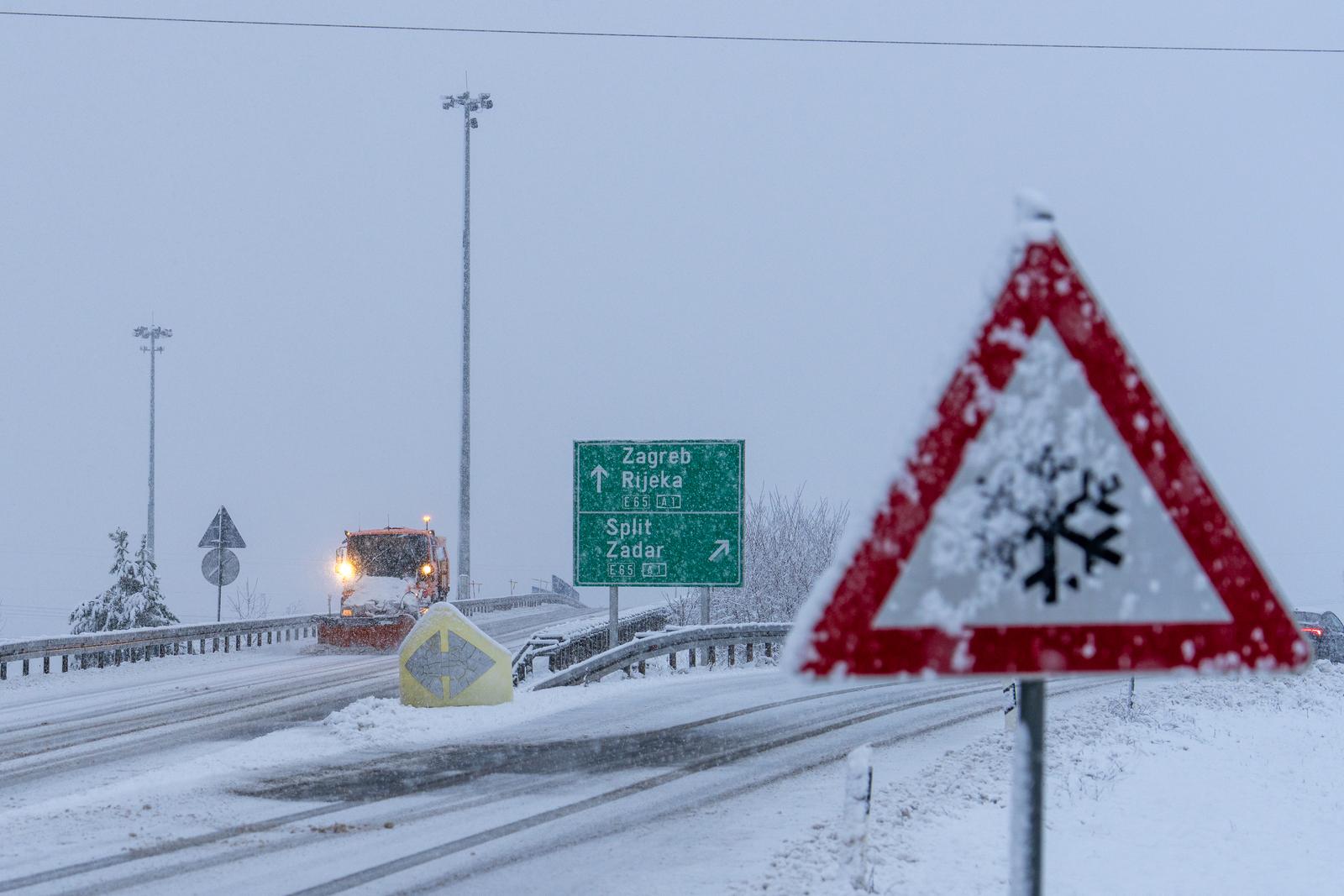 Snijeg i zimski uvjeti kod čvora Gospić na autocesti A1
