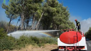 Zemaljske i zračne vatrogasne snage gase veliki šumski požar kod Crvene luke. Foto: Franjo Jurić/eBiograd Zemaljske i zračne vatrogasne snage gase veliki šumski požar kod Crvene luke. Foto: Franjo Jurić/eBiograd