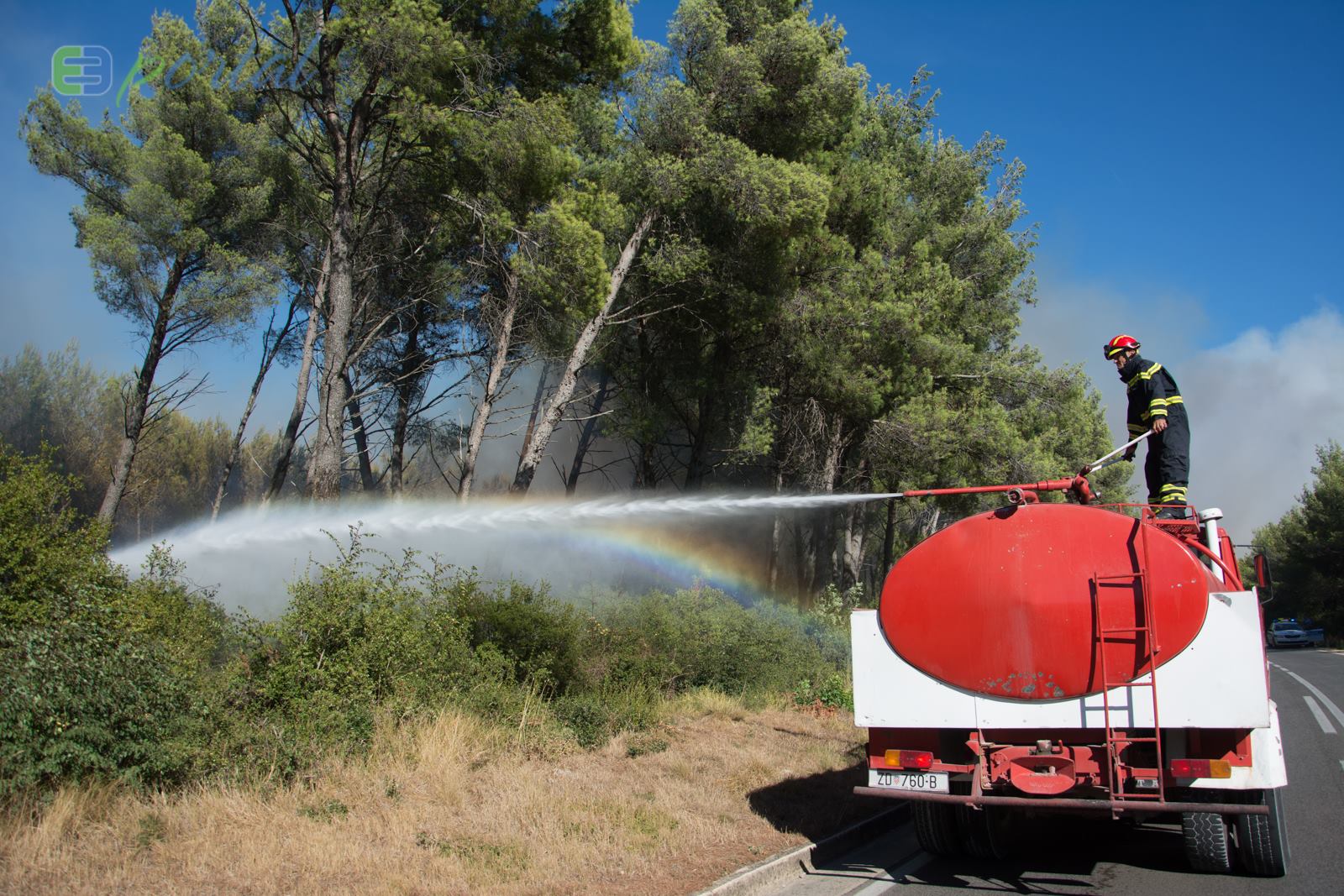 Zemaljske i zračne vatrogasne snage gase veliki šumski požar kod Crvene luke. Foto: Franjo Jurić/eBiograd Zemaljske i zračne vatrogasne snage gase veliki šumski požar kod Crvene luke. Foto: Franjo Jurić/eBiograd