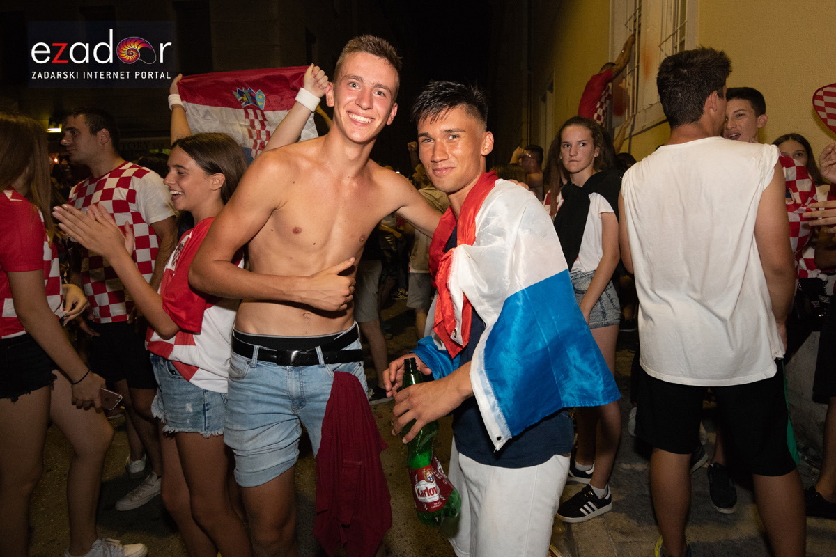 Čudesna noć: Velika fešta ulicama Zadra nakon plasmana Vatrenih u finale SP Čudesna noć: Velika fešta ulicama Zadra nakon plasmana Vatrenih u finale SP