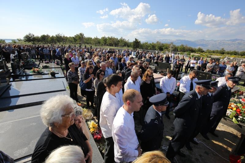 Mirko Miočić ispraćen na posljednji počinak na mjesnom groblju u Rtini Mirko Miočić ispraćen na posljednji počinak na mjesnom groblju u Rtini
