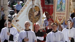 Slika Čudotvorne Gospe Sinjske u svečanoj procesiji ulicama Sinja, Foto: Tino Jurić/PIXSELL