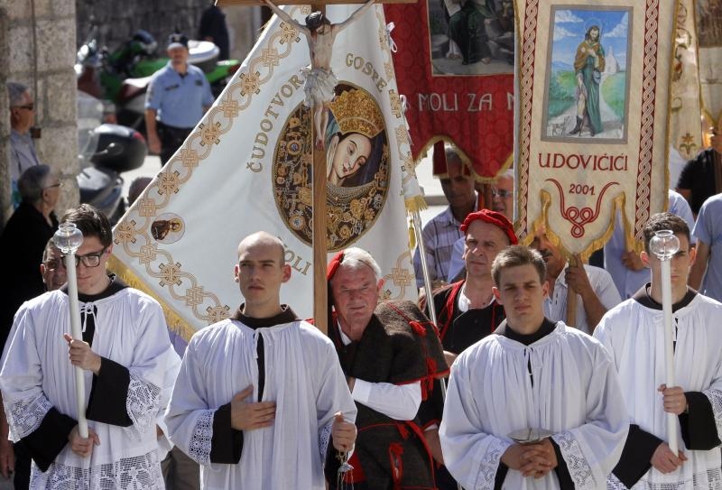 Slika Čudotvorne Gospe Sinjske u svečanoj procesiji ulicama Sinja, Foto: Tino Jurić/PIXSELL