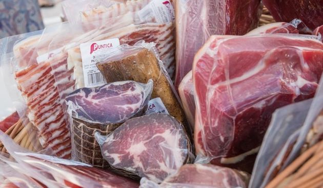 Kolan: Na prvoj Fešti od sira posjetitelji uživali u paškom siru, pršutu, vinu i maslinovom ulju, Photo: Dino Stanin/PIXSELL