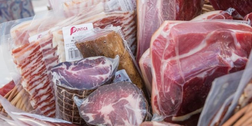 Kolan: Na prvoj Fešti od sira posjetitelji uživali u paškom siru, pršutu, vinu i maslinovom ulju, Photo: Dino Stanin/PIXSELL Kolan: Na prvoj Fešti od sira posjetitelji uživali u paškom siru, pršutu, vinu i maslinovom ulju, Photo: Dino Stanin/PIXSELL