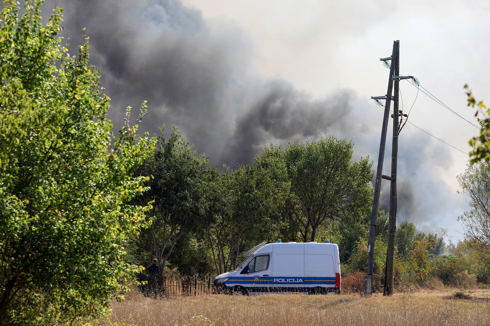 Veliki požar kod Smokovića zahvatio i parkirane automobile