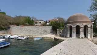 Pri kraju su radovi na obnovi prilaza fontani na Karmi.