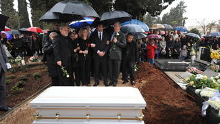 Zadar, 300313.
Sprovod djevojcice Nore Situm koja je prosli tjedan preminula u bolnici u Philadelphiji nakon duge i teske bolesti, odrzao se danas na gradskom groblju u Zadru. Na sprovodu je bilo nekoliko stotina ljudi, obitelji i prijatelja.
Foto: Luka G Zadar, 300313.
Sprovod djevojcice Nore Situm koja je prosli tjedan preminula u bolnici u Philadelphiji nakon duge i teske bolesti, odrzao se danas na gradskom groblju u Zadru. Na sprovodu je bilo nekoliko stotina ljudi, obitelji i prijatelja.
Foto: Luka G