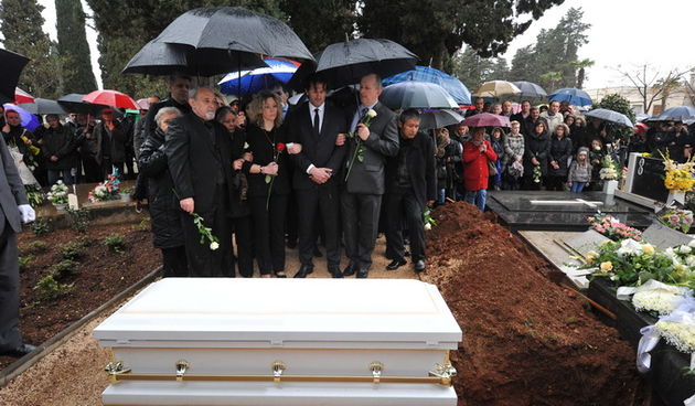 Zadar, 300313.
Sprovod djevojcice Nore Situm koja je prosli tjedan preminula u bolnici u Philadelphiji nakon duge i teske bolesti, odrzao se danas na gradskom groblju u Zadru. Na sprovodu je bilo nekoliko stotina ljudi, obitelji i prijatelja.
Foto: Luka G