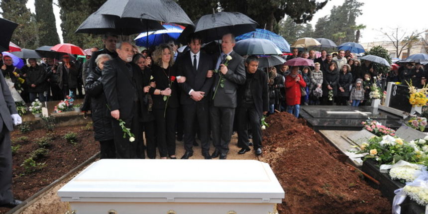 Zadar, 300313.
Sprovod djevojcice Nore Situm koja je prosli tjedan preminula u bolnici u Philadelphiji nakon duge i teske bolesti, odrzao se danas na gradskom groblju u Zadru. Na sprovodu je bilo nekoliko stotina ljudi, obitelji i prijatelja.
Foto: Luka G