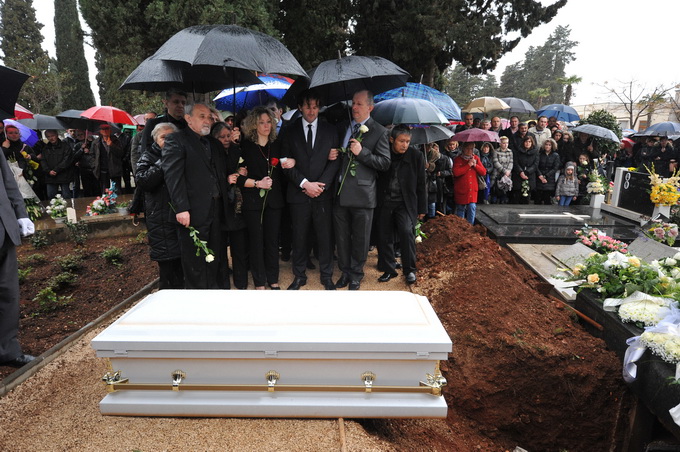 Zadar, 300313.
Sprovod djevojcice Nore Situm koja je prosli tjedan preminula u bolnici u Philadelphiji nakon duge i teske bolesti, odrzao se danas na gradskom groblju u Zadru. Na sprovodu je bilo nekoliko stotina ljudi, obitelji i prijatelja.
Foto: Luka G Zadar, 300313.
Sprovod djevojcice Nore Situm koja je prosli tjedan preminula u bolnici u Philadelphiji nakon duge i teske bolesti, odrzao se danas na gradskom groblju u Zadru. Na sprovodu je bilo nekoliko stotina ljudi, obitelji i prijatelja.
Foto: Luka G