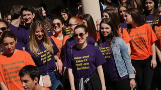 Zadarski maturanti donirali brašno Socijalnoj samoposluzi Zadarski maturanti donirali brašno Socijalnoj samoposluzi