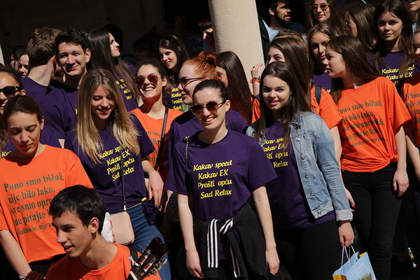 Zadarski maturanti donirali brašno Socijalnoj samoposluzi Zadarski maturanti donirali brašno Socijalnoj samoposluzi