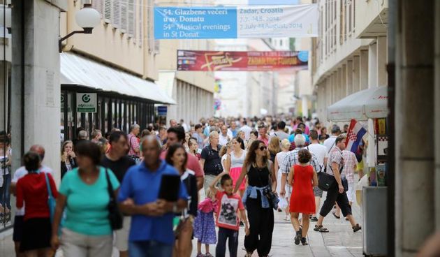 Opis  29.07.2014., Zadar – Kisno vrijeme u Dalmaciji ne prestaje vec tjednima, no turista i zabave na ulicama grada ne nedostaje. Photo: Filip Brala/PIXSELL Autor  Filip Brala/PIXSELL Ključne riječi  oblaci, turisticka sezona, Breakdance, obilazak, turis
