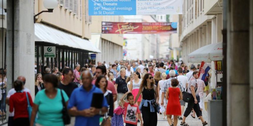Opis 29.07.2014., Zadar – Kisno vrijeme u Dalmaciji ne prestaje vec tjednima, no turista i zabave na ulicama grada ne nedostaje. Photo: Filip Brala/PIXSELL Autor Filip Brala/PIXSELL Ključne riječi oblaci, turisticka sezona, Breakdance, obilazak, turis Opis 29.07.2014., Zadar – Kisno vrijeme u Dalmaciji ne prestaje vec tjednima, no turista i zabave na ulicama grada ne nedostaje. Photo: Filip Brala/PIXSELL Autor Filip Brala/PIXSELL Ključne riječi oblaci, turisticka sezona, Breakdance, obilazak, turis
