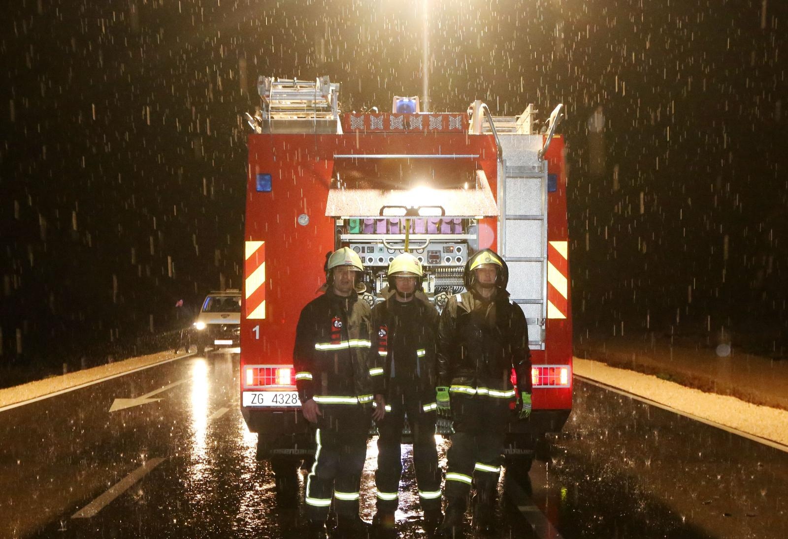 Vodice: U sudaru automobila i autobusa tri osobe ozlijeđene, a autobus završio na boku