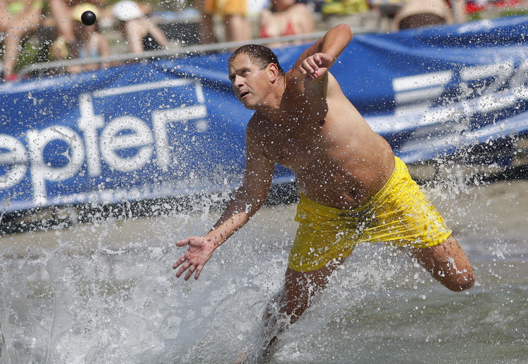 Split, 120611.
Na splitskim Bacvicama odrzano je 7. Prvenstvo svita u piciginu. Naslov pobjednika drugu godinu za redom osvojila je ekipa A1.
Foto: Ante Cizmic / CROPIX Split, 120611.
Na splitskim Bacvicama odrzano je 7. Prvenstvo svita u piciginu. Naslov pobjednika drugu godinu za redom osvojila je ekipa A1.
Foto: Ante Cizmic / CROPIX