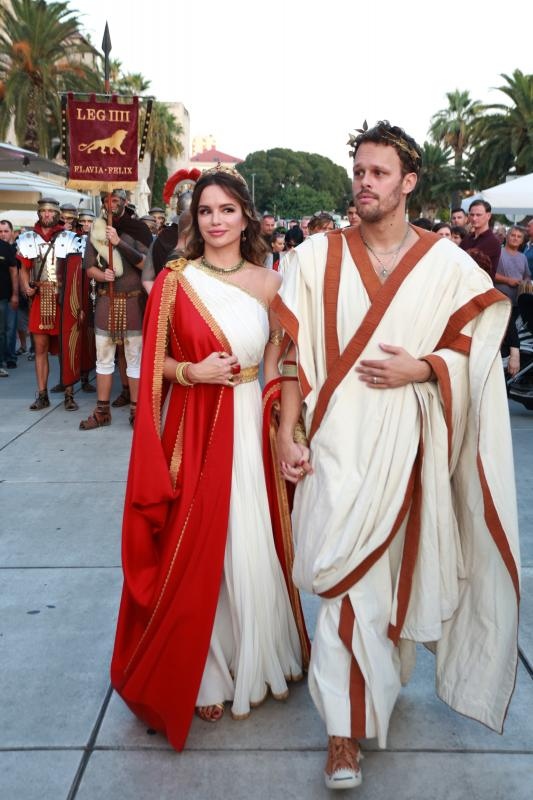 Severina i Robert Kurbaša u kostimima carice Priske i Dioklecijana prošetali Peristilom. Photo: Miranda Cikotić/PIXSELL